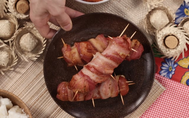 Salsichão com queijo e bacon