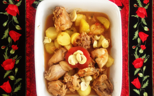 Frango de panela com batatas à moda Rosimeire maravilhoso