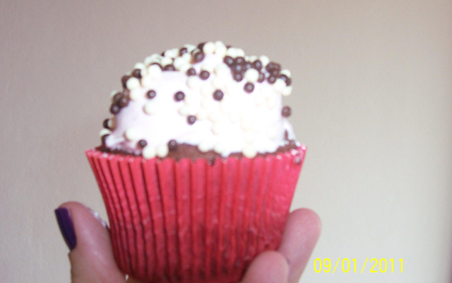 Cupcake de chocolate com merengue de morango super fácil