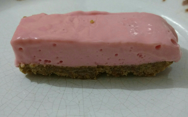 Mousse danoninho fácil (com morango e suspiros)