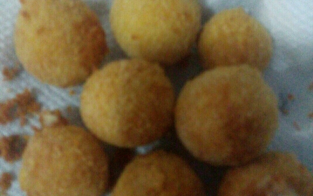 Bolinho de milho recheado com queijo parmesão
