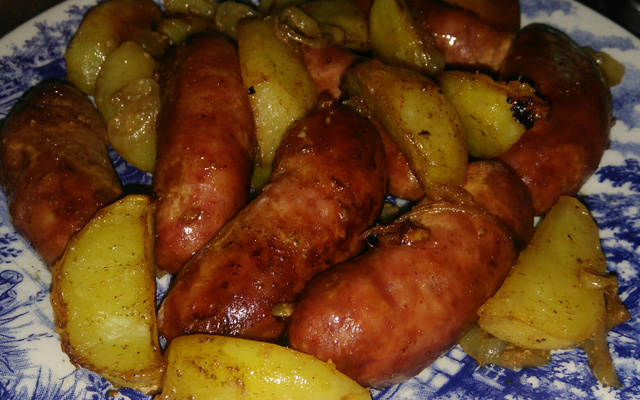 Linguiça assada com batatas