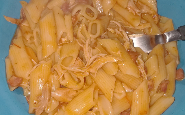 Macarrão com frango na panela de pressão