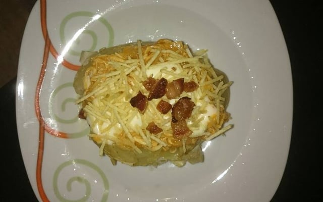 Batata recheada com estrogonofe de frango