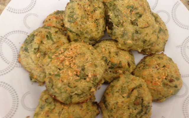 Bolinho de arroz com espinafre assado