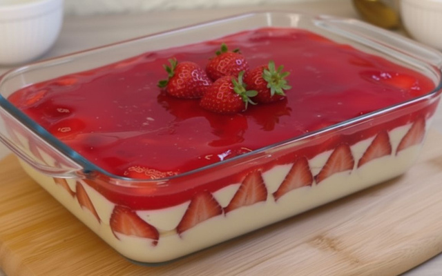 Pavê de morango do amor com creme, frutas e casquinha