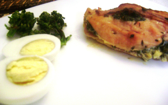 Filé de frango recheado com molho de requeijão com espinafre