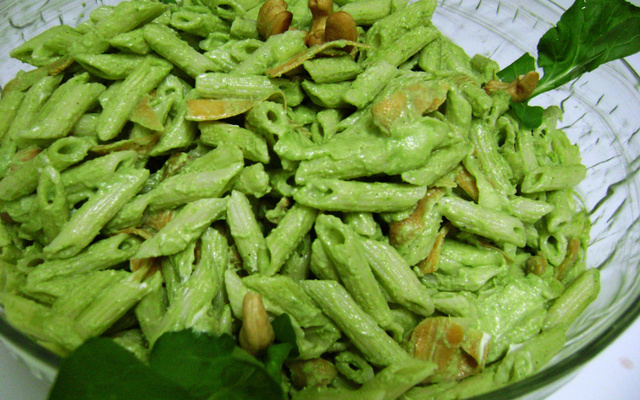 Salada de penne com pesto de rúcula