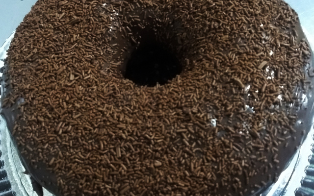 Bolo de chocolate com cobertura