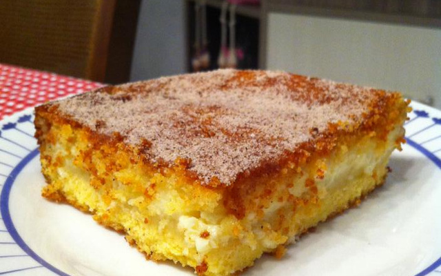 Bolo de fubá cremoso com queijo