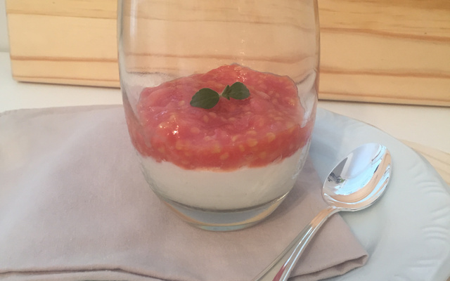Verrine de iogurte grego com compota de goiaba artesanal