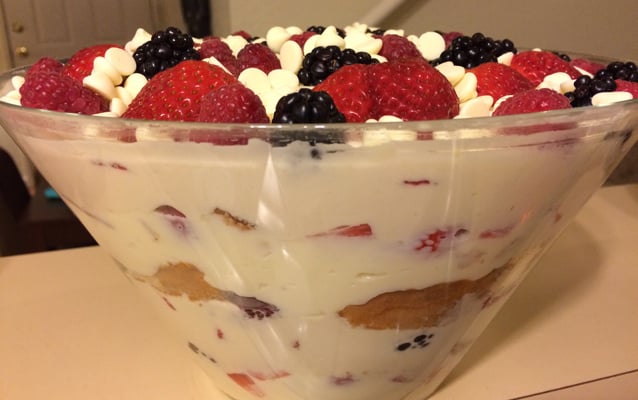 Pavê de chocolate branco e frutas vermelhas