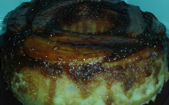 Bolo de iogurte e bananas carameladas