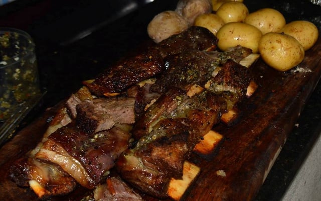 Costela de boi assada rápido na churrasqueira