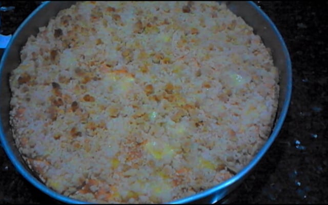 Cuca de fermento de pão com farofa