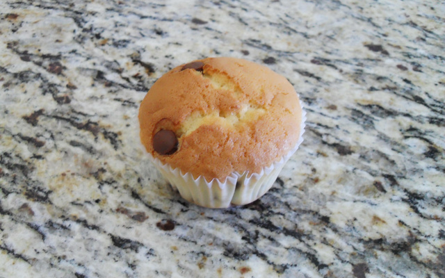 Muffin com gotas de chocolate e coco