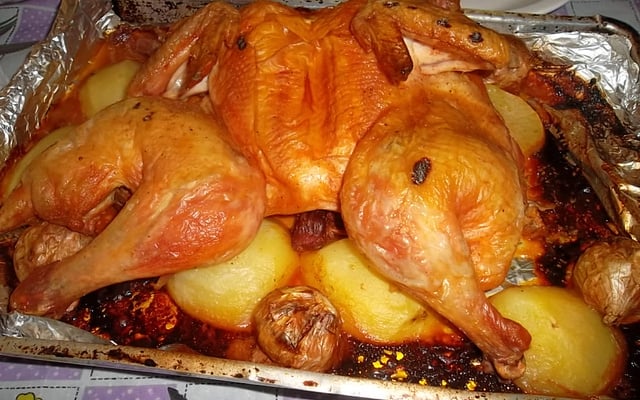 Frango assado com batatas