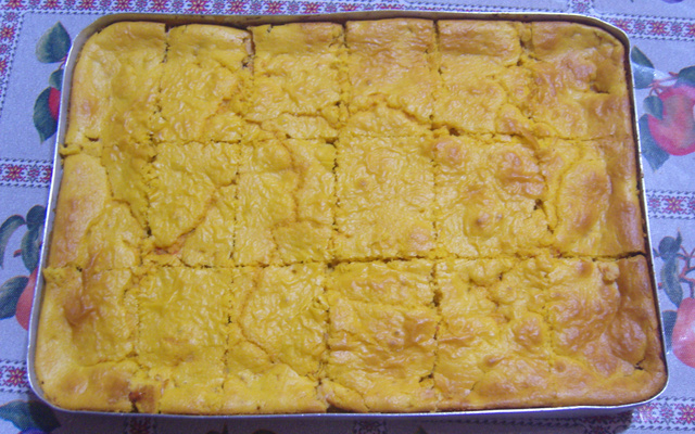 Torta de massa de cenoura com recheio de frango