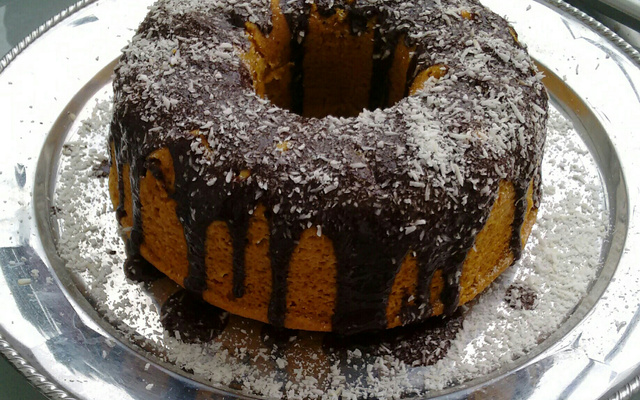 Bolo de cenoura com calda de chocolate de microondas