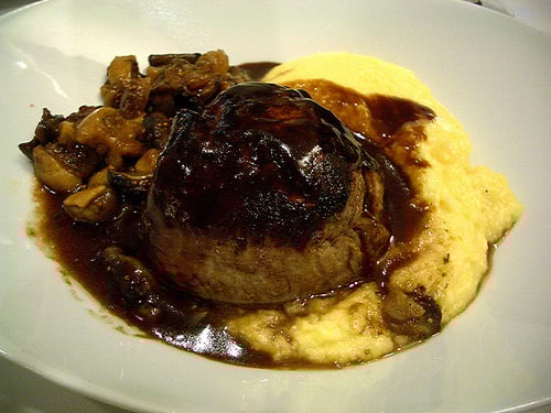Filé mignon ao vinho com purê de mandioquinha
