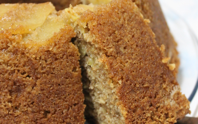Bolo integral de maçã, canela e aveia