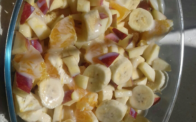 Salada de frutas com leite condensado e creme de leite
