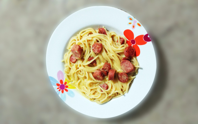 Macarrão ao molho de maracujá, pimenta e linguiça calabresa