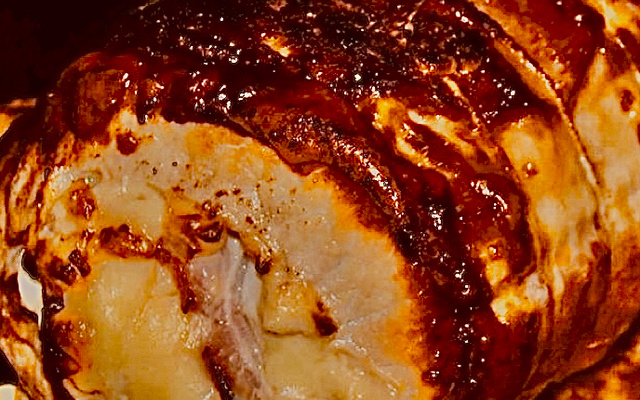 Lombo de porco assado com feijão e toucinho defumado