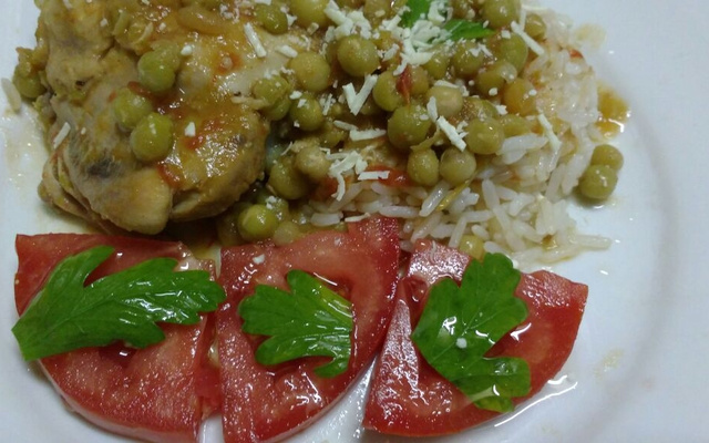Coxa de frango com ervilhas