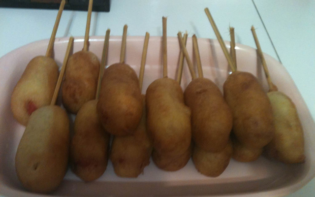 Salsicha Empanada no Palito