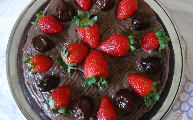 Bolo de chocolate com ameixas