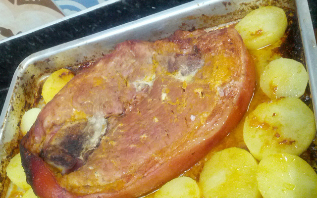 Pernil suíno inteiro (no forno convencional)