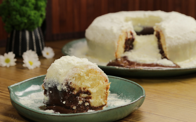 Bolo vulcão de leite em pó com creme de avelã