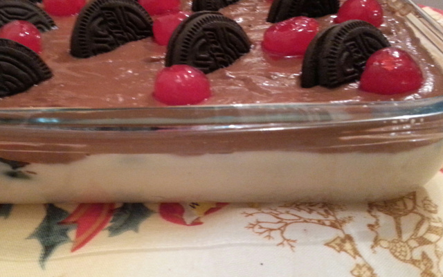 Pavê de chocolate meio amargo com biscoito recheado