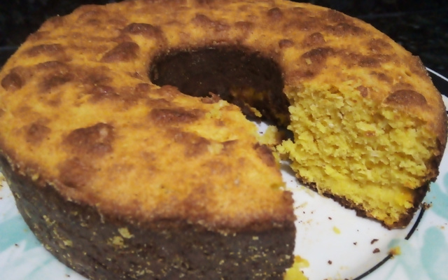 Bolo de milho verde com suco de laranja