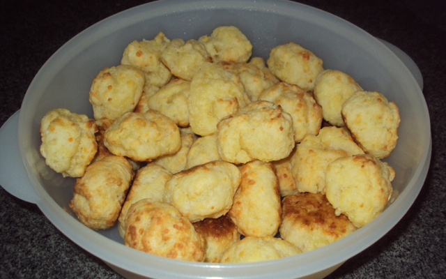 Pão de queijo de padaria (delicioso)