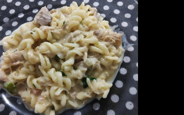 Macarrão com frango e molho branco
