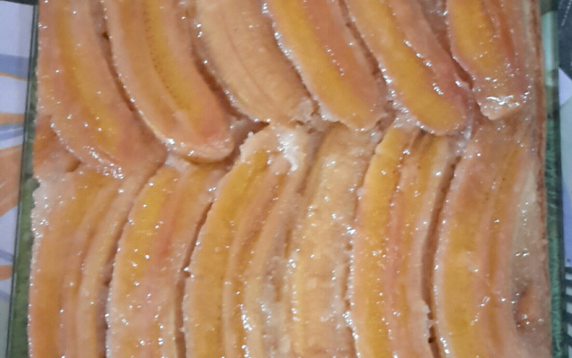 Bolo fofo com cobertura de banana caramelada