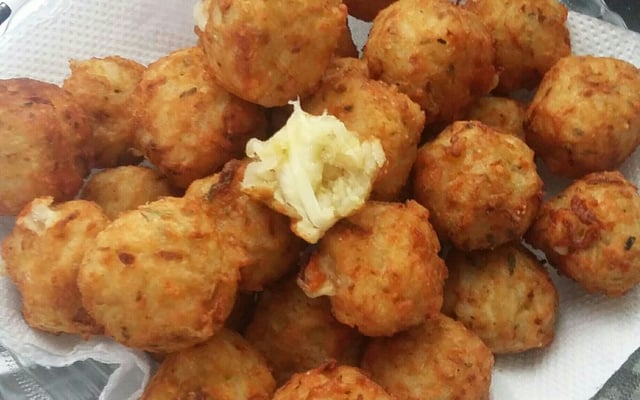 Bolinho de arroz recheado com queijo