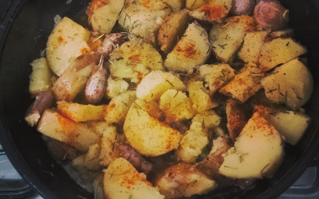 Batata sauteé ao molho de iogurte