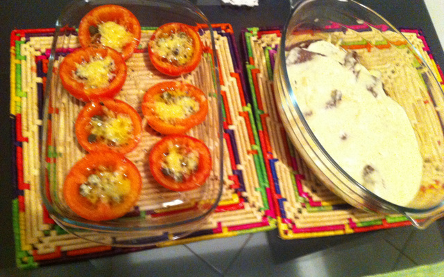 Filé mignon ao molho gorgonzola e tomates recheados