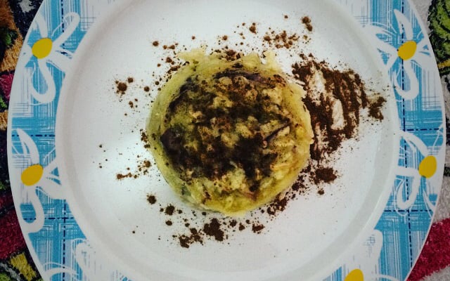 Bolo de maçã na caneca