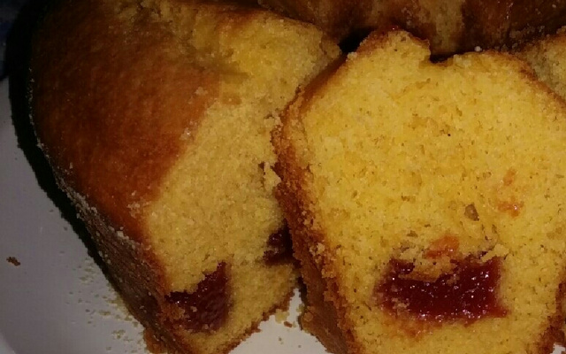 Broa de fubá com goiabada