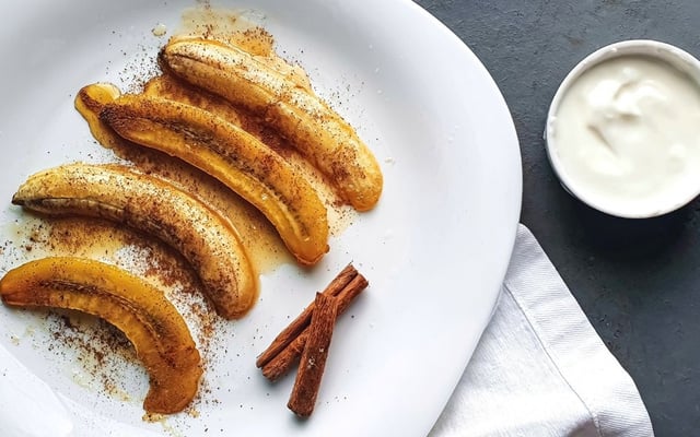 Fatias de banana-da-terra na airfryer com canela e iogurte