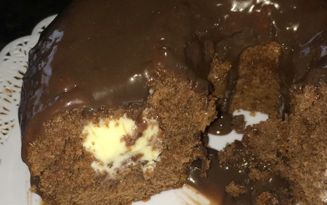 Bolo de chocolate com mousse de limão e cobertura de brigadeiro