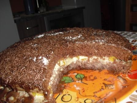 Bolo de chocolate com recheio de beijinho e pêssego