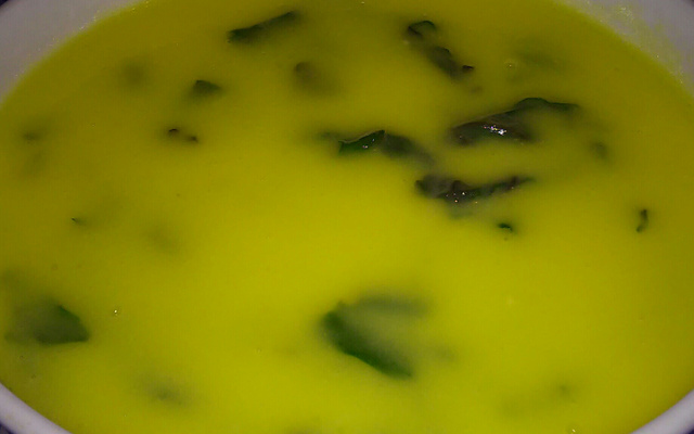 Caldo de mandioquinha com espinafre