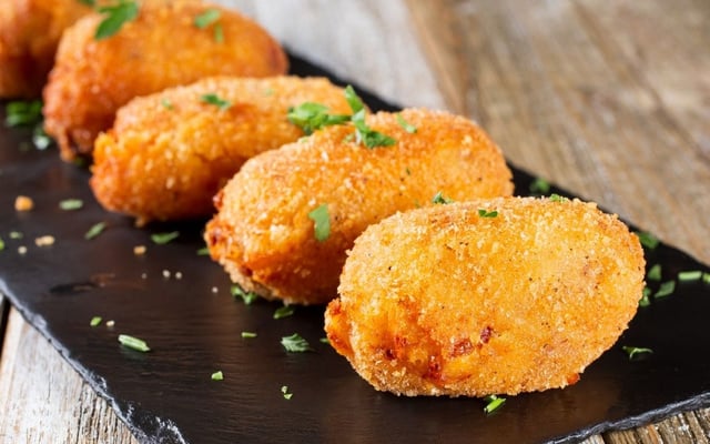 Salgado de mandioca fácil em formato de croquete