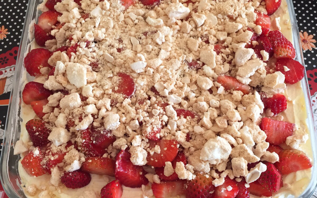 Sobremesa de morangos com suspiro