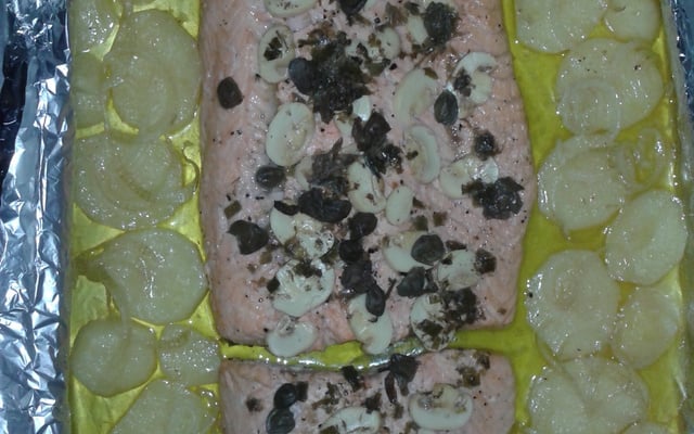 Salmão no forno ao molho de alcaparras e champignon